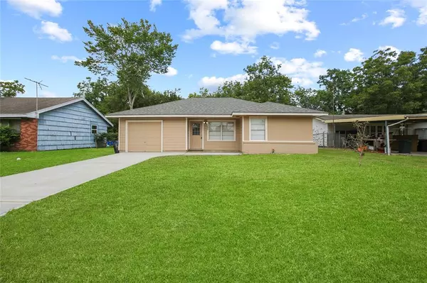 208 Highland DR, Hitchcock, TX 77563