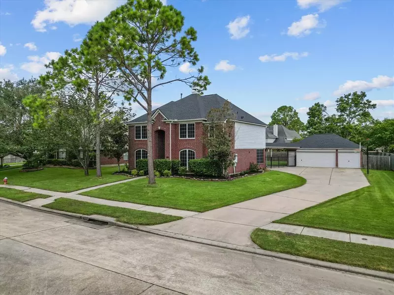 409 Meadow Glen RD, Friendswood, TX 77546