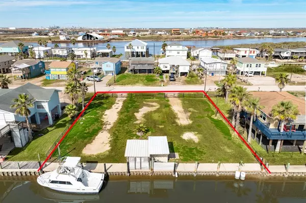 402 Shark LN, Surfside Beach, TX 77541