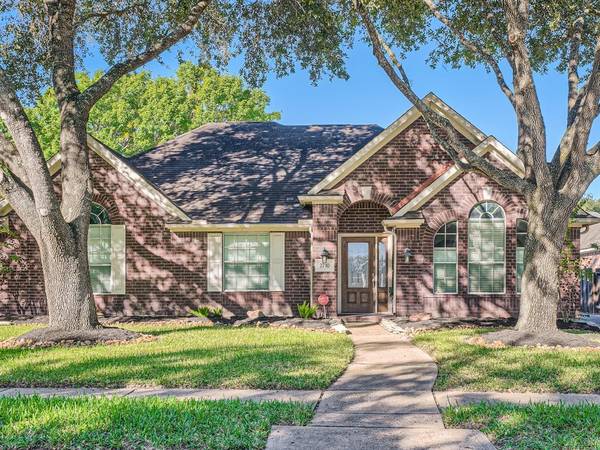 2710 W Oaks CIR E, Pearland, TX 77584