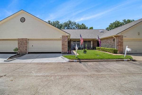 718 E Country Grove CIR, Pearland, TX 77584