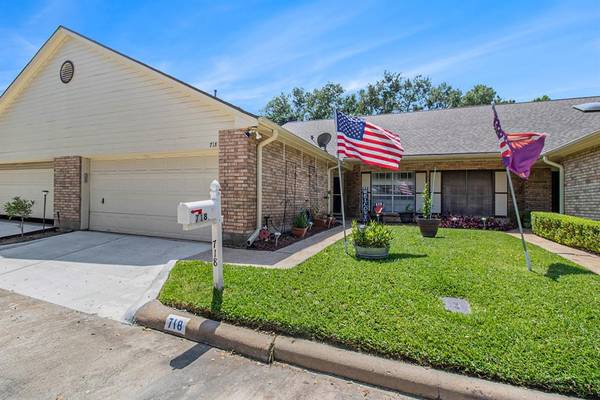 Pearland, TX 77584,718 E Country Grove CIR