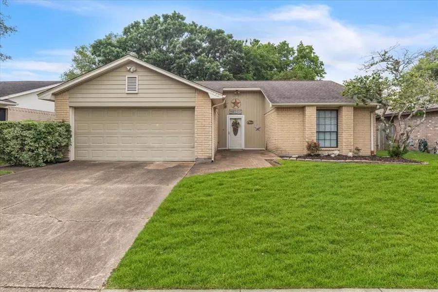 1038 Oxford DR, Pearland, TX 77584