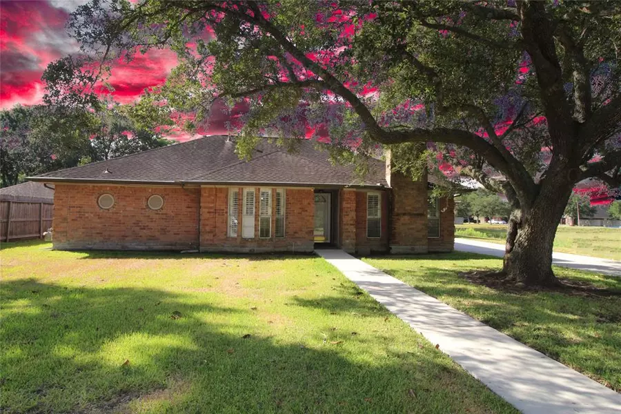 223 W Sherwood DR, Alvin, TX 77511