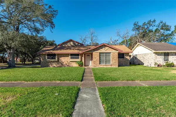 2720 Blueberry LN, Pasadena, TX 77502