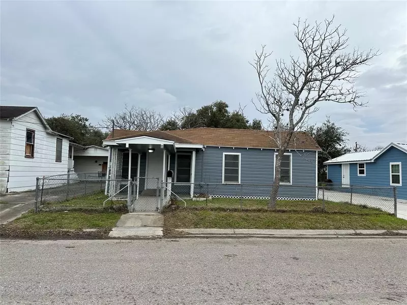 621 W Fulton ST, Sinton, TX 78387