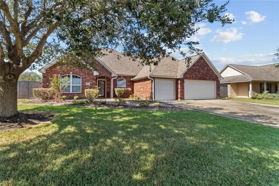 1017 Enchanted Oaks DR, Angleton, TX 77515