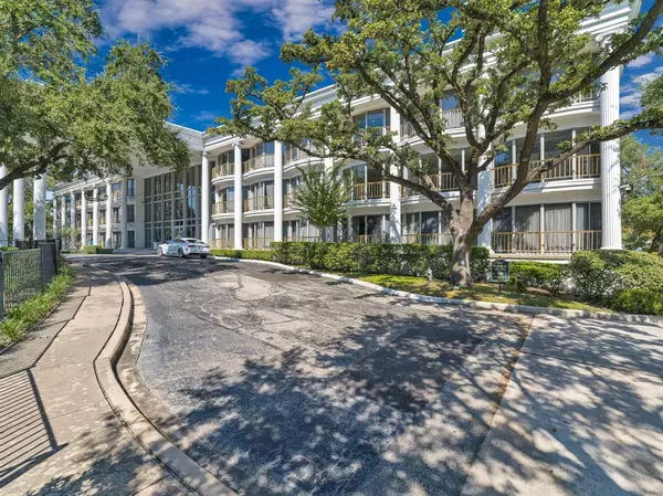 5050 Ambassador WAY #306, Houston, TX 77056