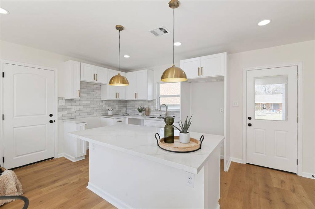 Bellville, TX 77418,712 E Kuehn ST