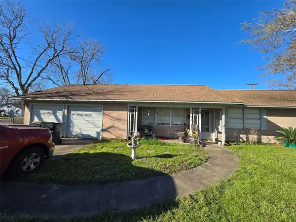 406 W North ST, Weimar, TX 78962