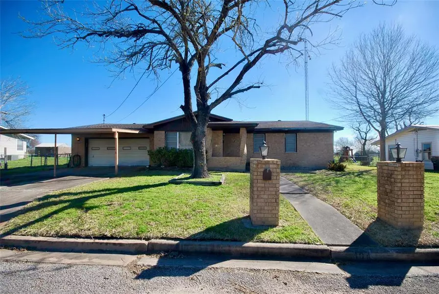 104 Rick DR, Hallettsville, TX 77964