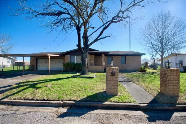 104 Rick DR, Hallettsville, TX 77964