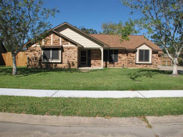 103 Rose Trail TRL, Lake Jackson, TX 77566