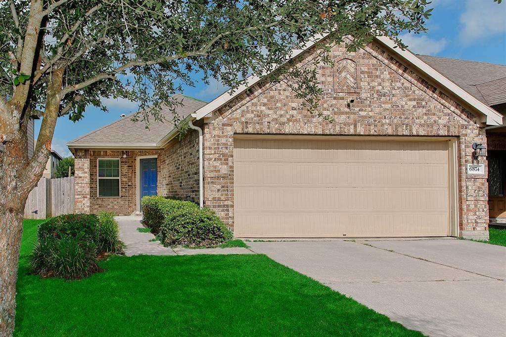 6874 Catalpa Bluff LN, Dickinson, TX 77539
