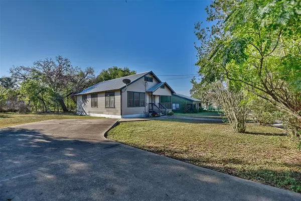 930 E Upper Line ST, La Grange, TX 78945