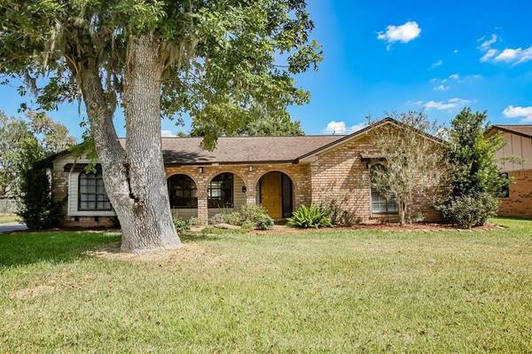 324 Petunia ST, Lake Jackson, TX 77566