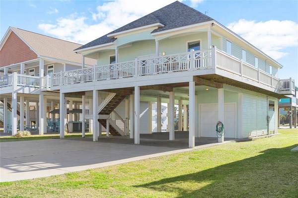 973 Crane LN, Crystal Beach, TX 77650