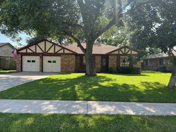 229 Petunia ST, Lake Jackson, TX 77566