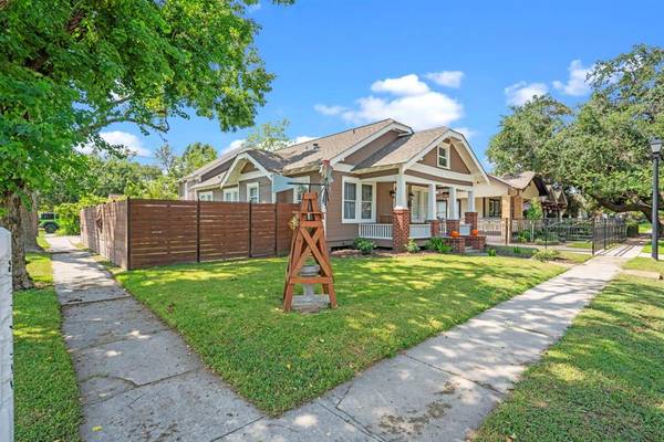 1104 E 16th ST,  Houston,  TX 77009