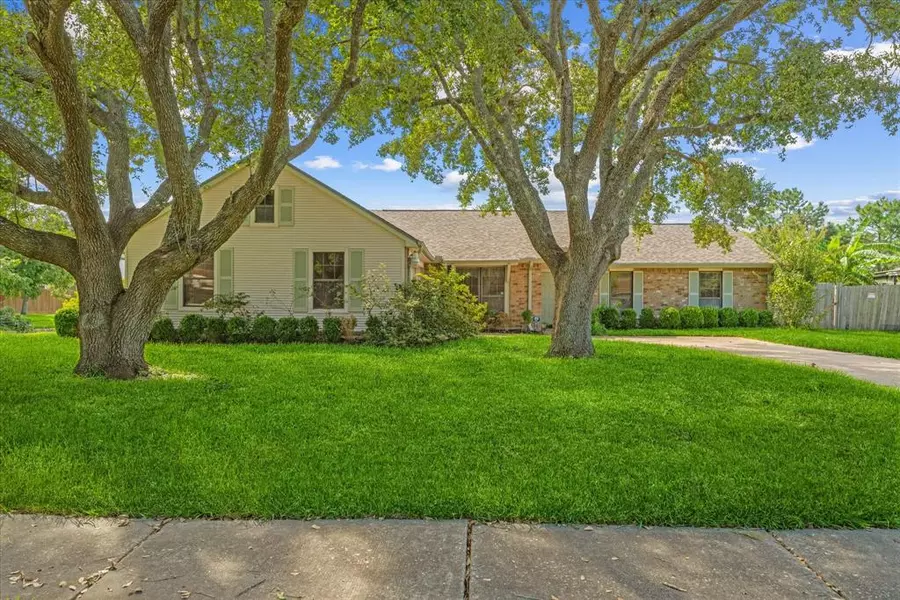 1313 W Castlewood Avenue, Friendswood, TX 77546