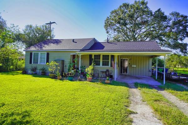 818 Cincinnati ST, Angleton, TX 77515