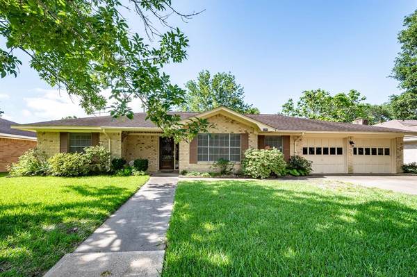 2203 Mockingbird LN, Baytown, TX 77520