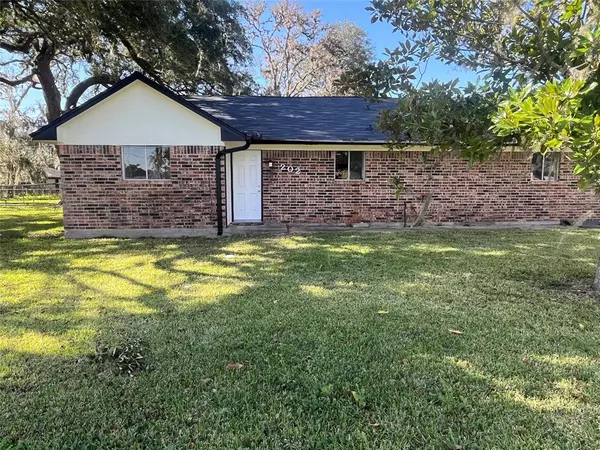 202 Lakewood DR, Clute, TX 77531