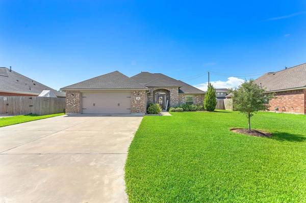 319 Poppy ST, Lake Jackson, TX 77566