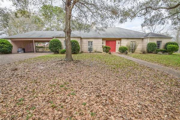 4 Pine PL, Angleton, TX 77515