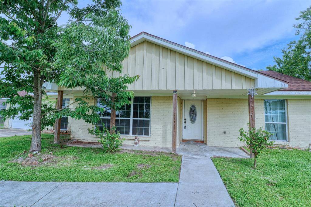 511 S Burnett Dr, Baytown, TX 77520