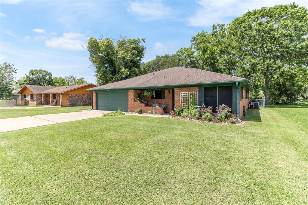 1448 Camellia DR, Sweeny, TX 77480