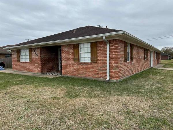 104 S 2nd 1/2 ST, Nederland, TX 77627