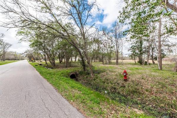 1515 Rodeo Bend RD, Dickinson, TX 77539