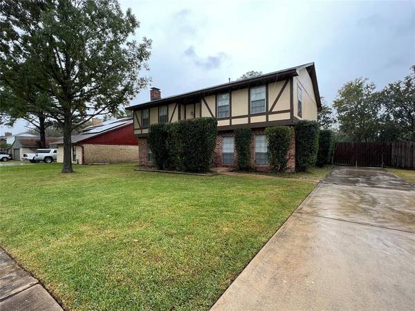 504 E Castle Harbour DR, Friendswood, TX 77546