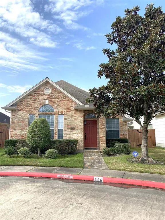 606 Brad CT, Webster, TX 77598