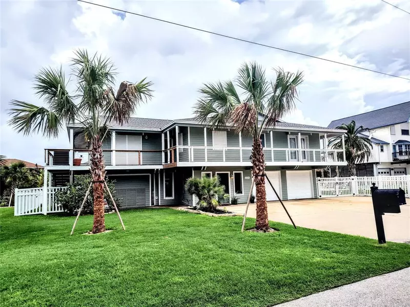 1314 Oahu DR, Tiki Island, TX 77554