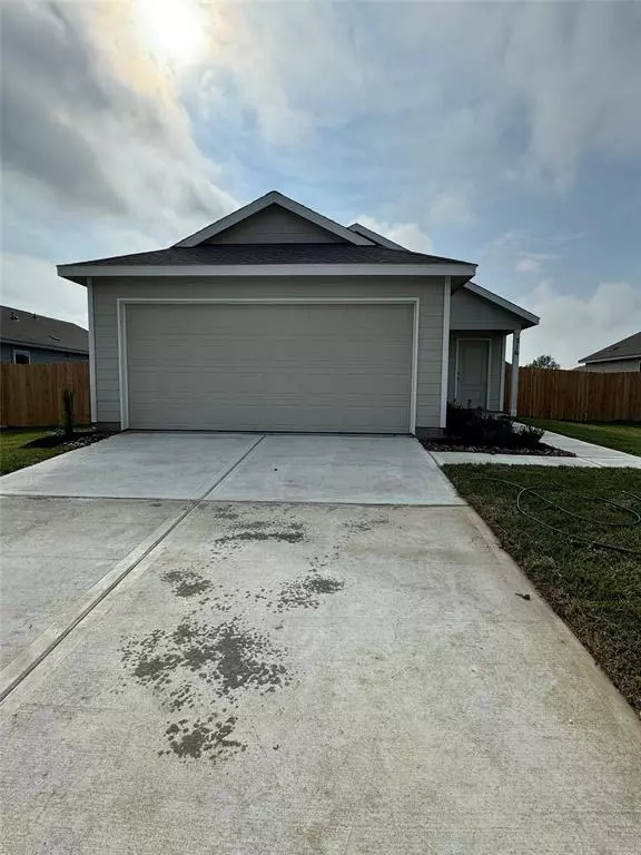 216 Dallas DR, Angleton, TX 77515