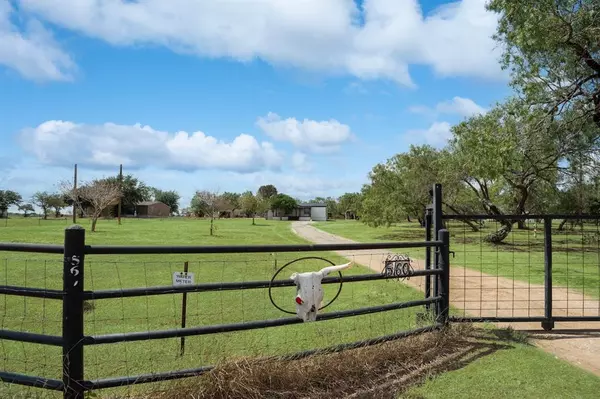 560 S View DR, Lytle, TX 78052