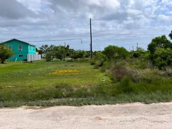 231 Post Oak LN, Rockport, TX 78382