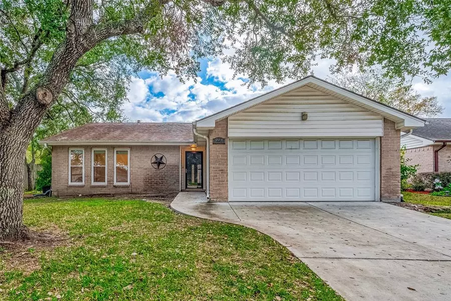 903 Postwood LN, Pearland, TX 77584