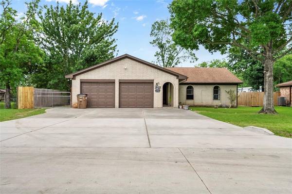 4618 34th ST E, Dickinson, TX 77539