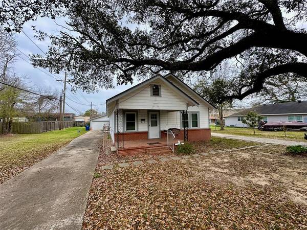 245 S 7th ST,  Silsbee,  TX 77656