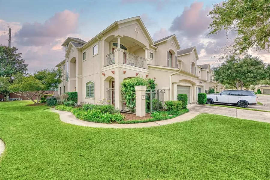 8 Sweetwater CT, Sugar Land, TX 77479