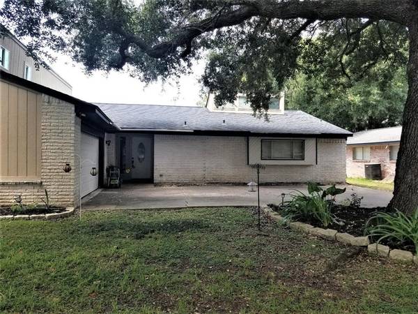 354 S Amherst DR, West Columbia, TX 77486