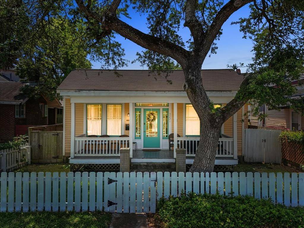 3221 Ursuline ST, Galveston, TX 77550
