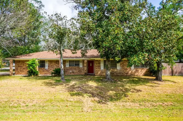 102 Live Oak, Van Vleck, TX 77482