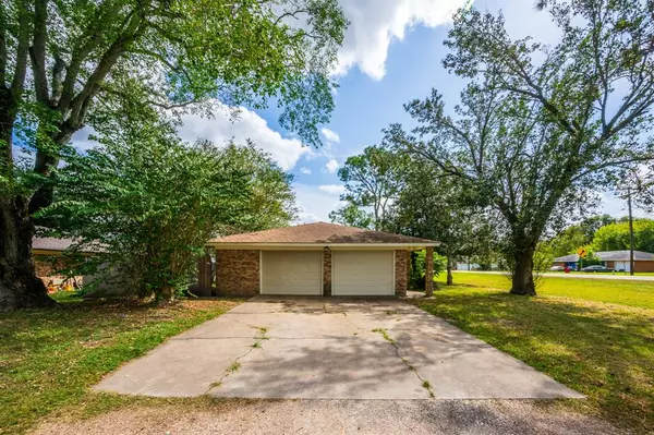 Van Vleck, TX 77482,102 Live Oak