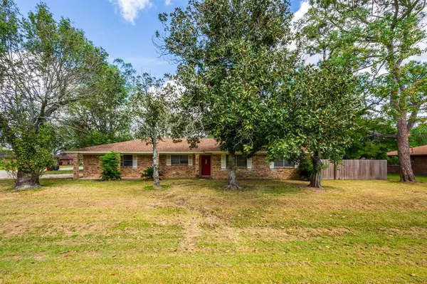 Van Vleck, TX 77482,102 Live Oak