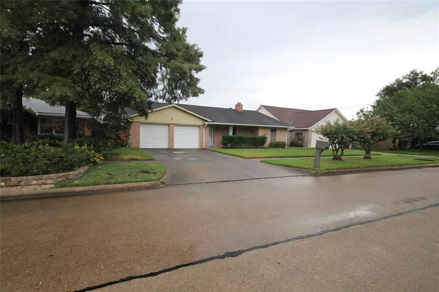 2705 Tyler LN, Deer Park, TX 77536