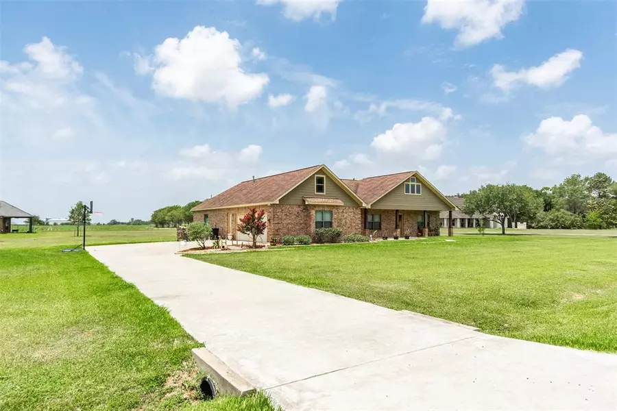 106 Whitewing TRL, El Campo, TX 77437